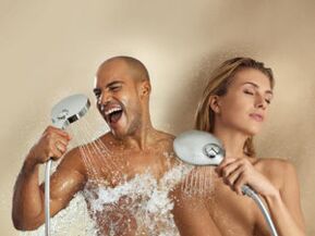 вземане на душ за предотвратяване на глисти